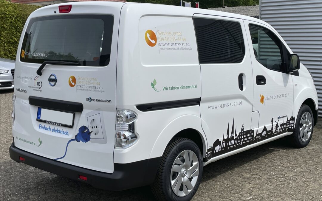 Elektrisch mit der Skyline von Oldenburg