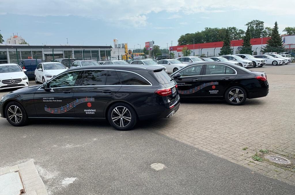 Mercedes Benz Fahrzeuge mit dem Projekt „Musikfesttage 2022“ foliert