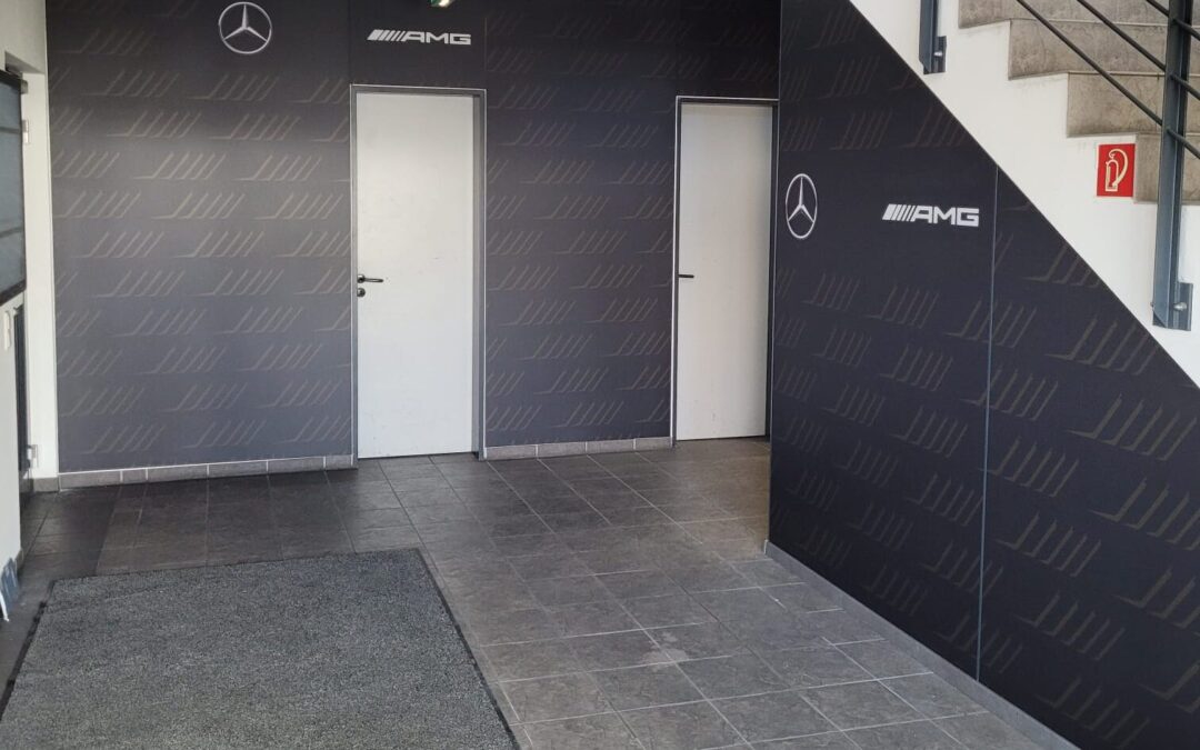 Treppenhauswände im AMG Design verkleidet