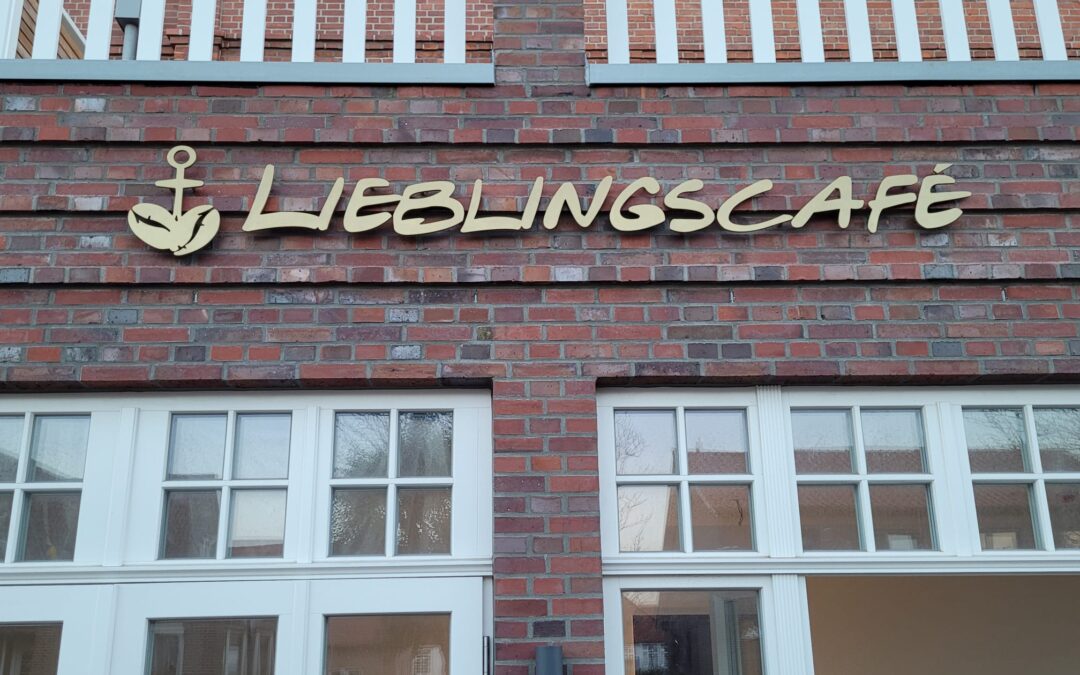 Caféfassade mit goldenem Schriftzug ausgestattet