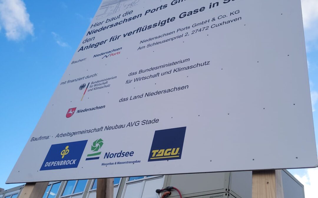 Baustellenschild mit Holzgerüst in Stade